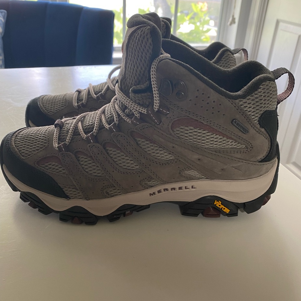 BRAND NEW NEVER WORN Merrell Women’s Moab 3 Mid Waterproof Hiking Boot